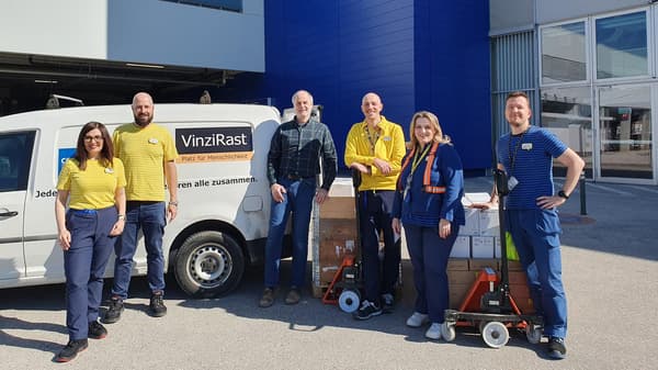 Soziales Projekt: Übergabe durch IKEA Mitarbeiter:innen an VinziRas