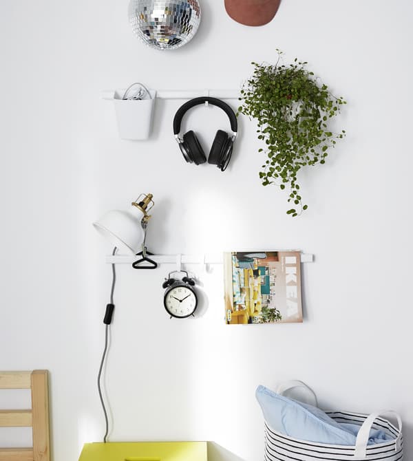 Space-saving rails keep you organised and unclutterd by holding things like an alarm clock, plant pots, a reading lamp and magazines.