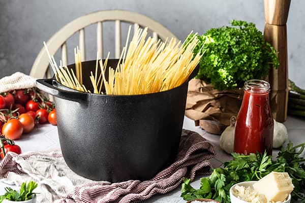 Spaghetti befinden sich in einem großen Topf.