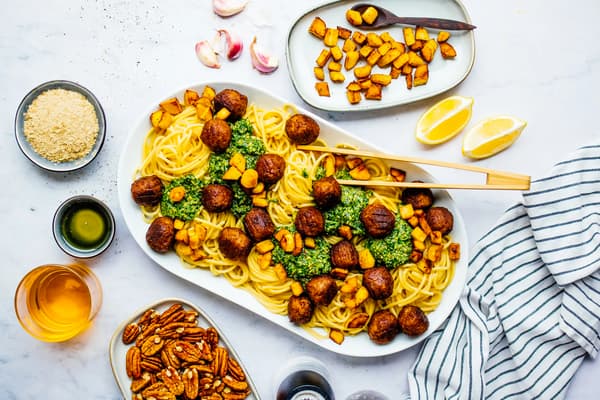 Spaghetti mit Rucola-Pesto, PLANTBULLAR & Pastinake.