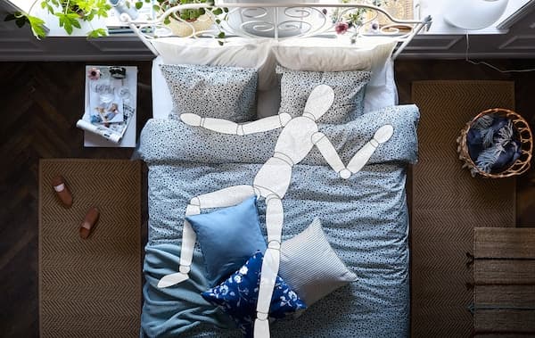 Spálňa s posteľou a posteľnými obliečkami IKEA VATTENMYNTA.