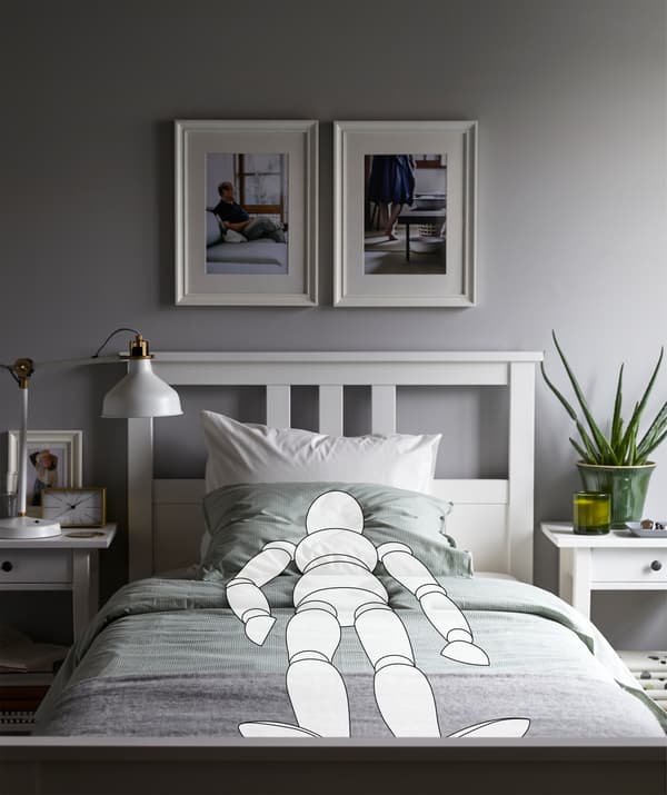 Spálňa s posteľou IKEA HEMNES a strohým interiérom.