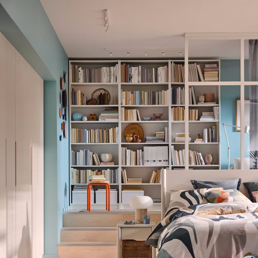 Spalňa s velikou knihovnou.