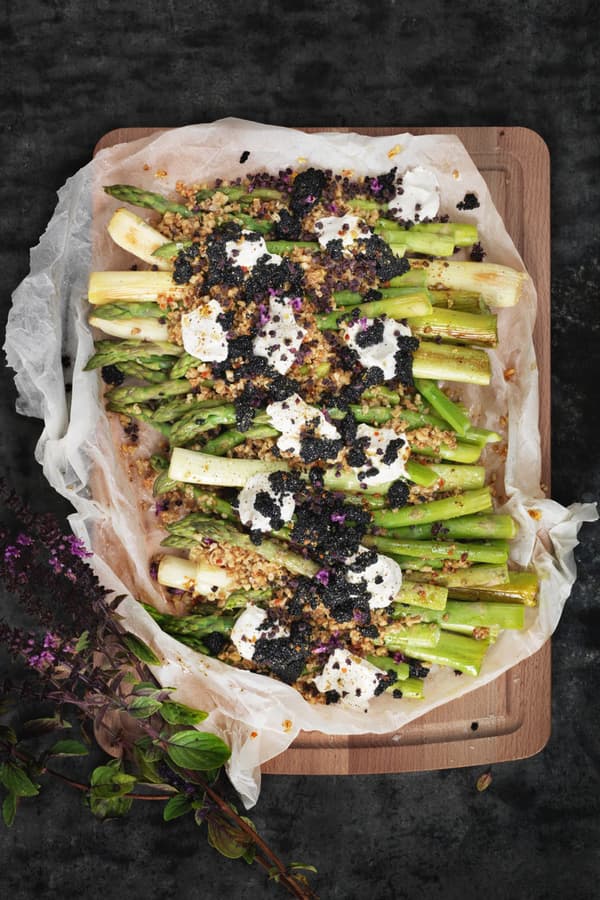 Špargľový šalát s kaviárom z morských rias.