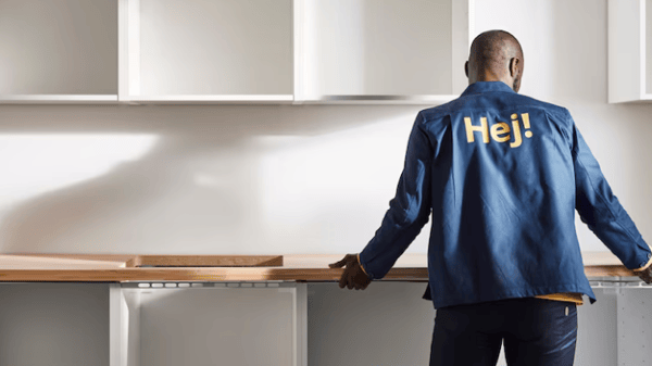 Specialista IKEA instaluje kuchyňskou pracovní desku do bílé kuchyně