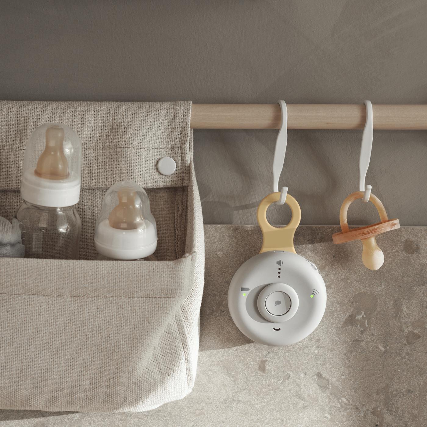 Speentjes en andere babyspullen hangen aan een rekje