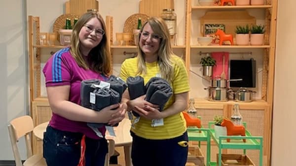 Spendenübergabe von grauen Handtüchern.