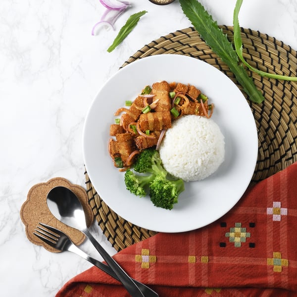 Spicy Plant-Based Crispy Pork (Larb) 
Served with rice
89 THB