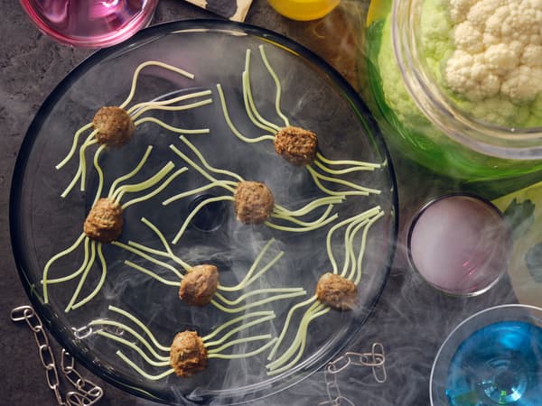 Spinnenbällchen aus Fleischbällchen und Spagetthi