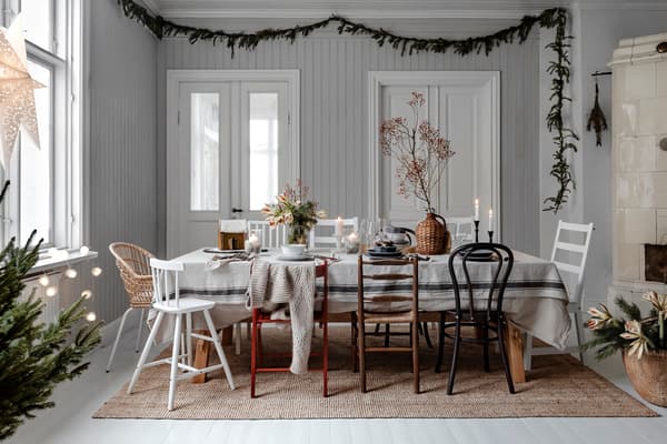 Spiseplass i vakker og strippet juleborddekning med ulike stoler.
