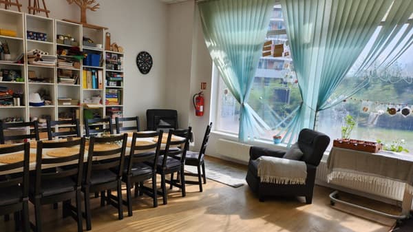 Společenská místnost s knihovnou