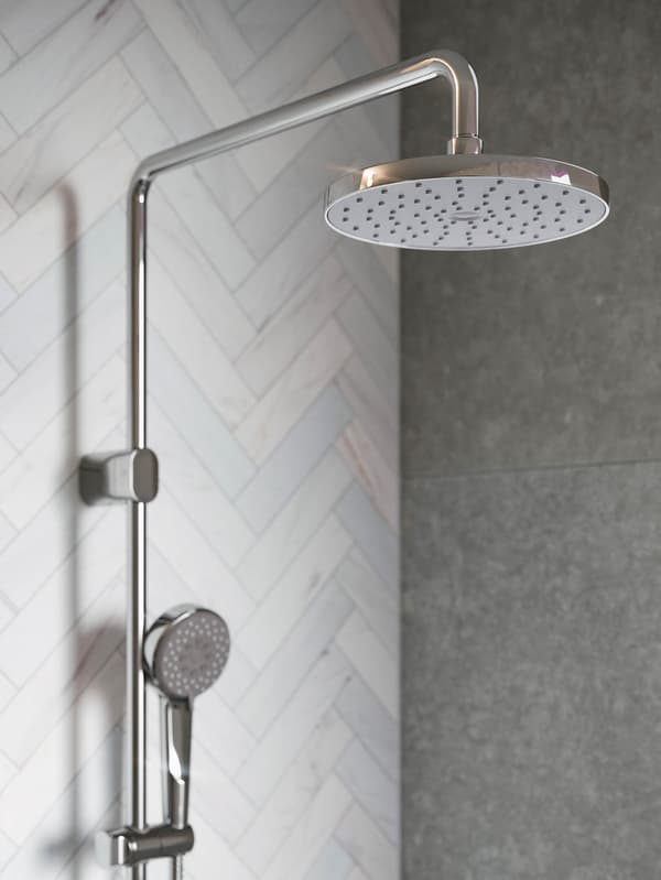 Sprchová hlavica BROGRUND v bielo-sivom sprchovacom kúte.