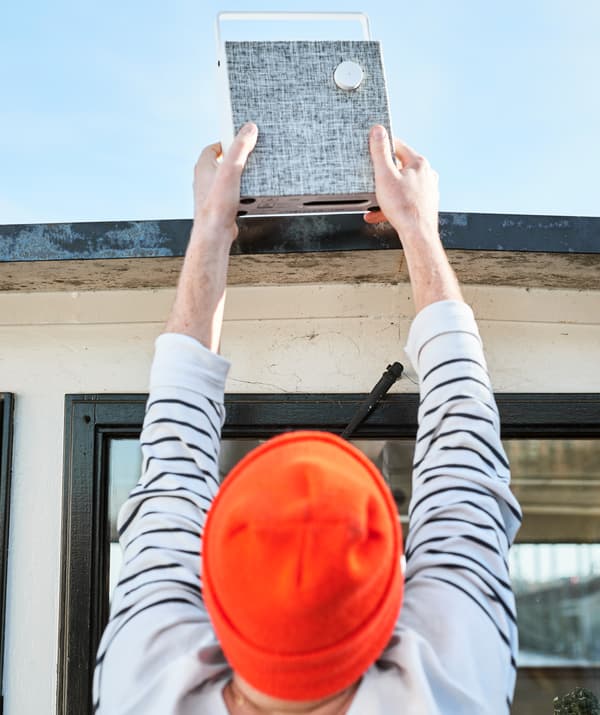 Spríjemnite si letné dni hudbou z reproduktoru Bluetooth® IKEA ENEBY.