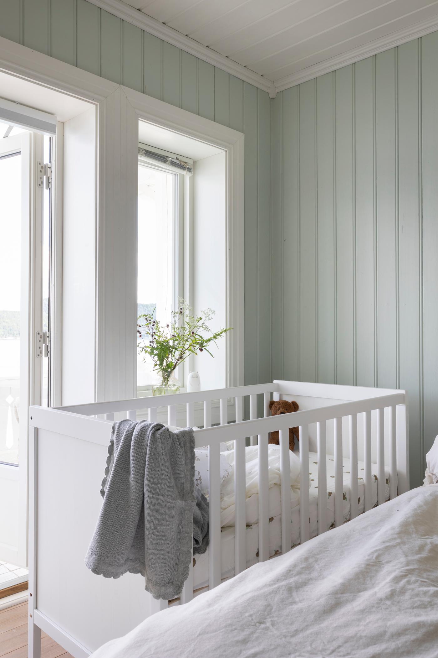 Sprinkelsengen heter Sundvik, kr 1599, og det grå babyteppet Len, kr 129, Ikea. 