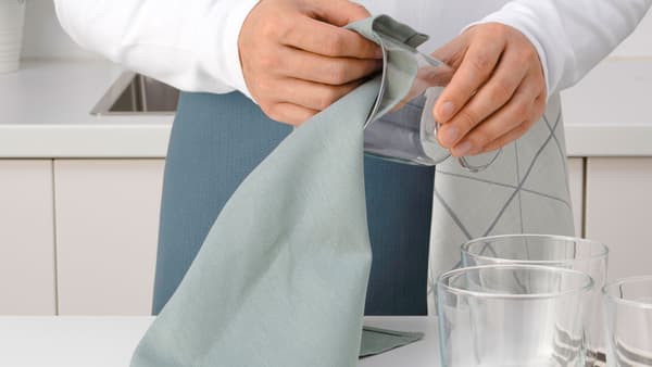 Spülutensilien und Küchentextilien regelmässig reinigen für Küchenhygiene.