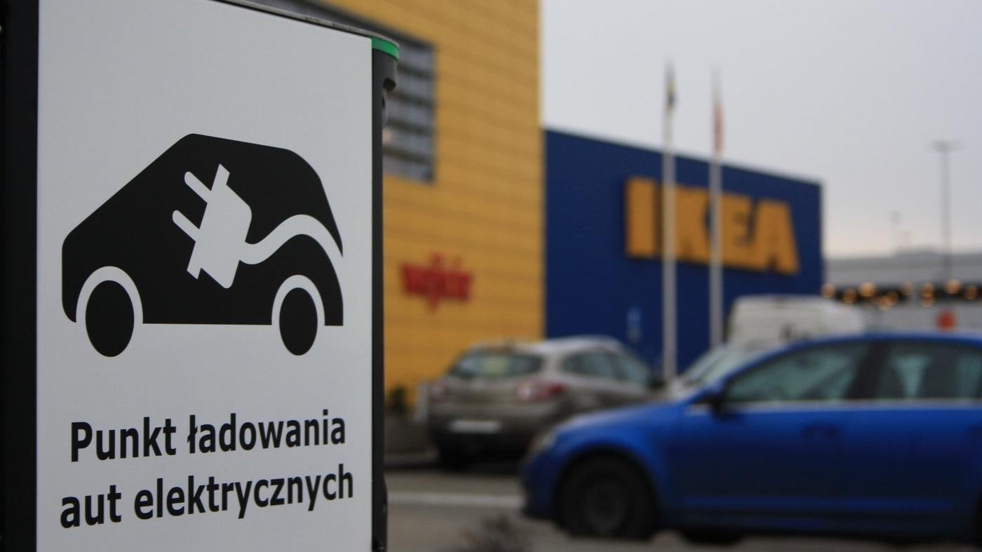 stacja ładowania samochodów elektrycznych przy sklepie IKEA Kraków