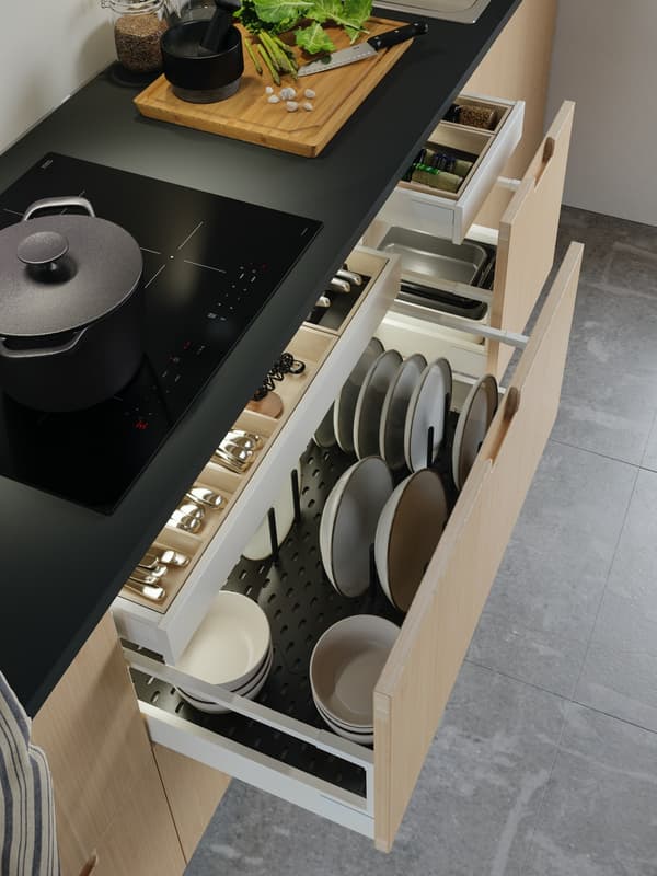 Stacking plates vertically lets you see everything you have in one glance, so you can quickly find what you're looking for.