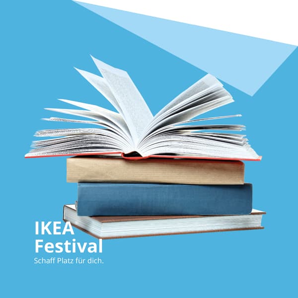 Stapel mit Büchern und einem geöffneten Buch auf blauem Hintergrund als Motiv zur IKEA Büchertauschbörse.