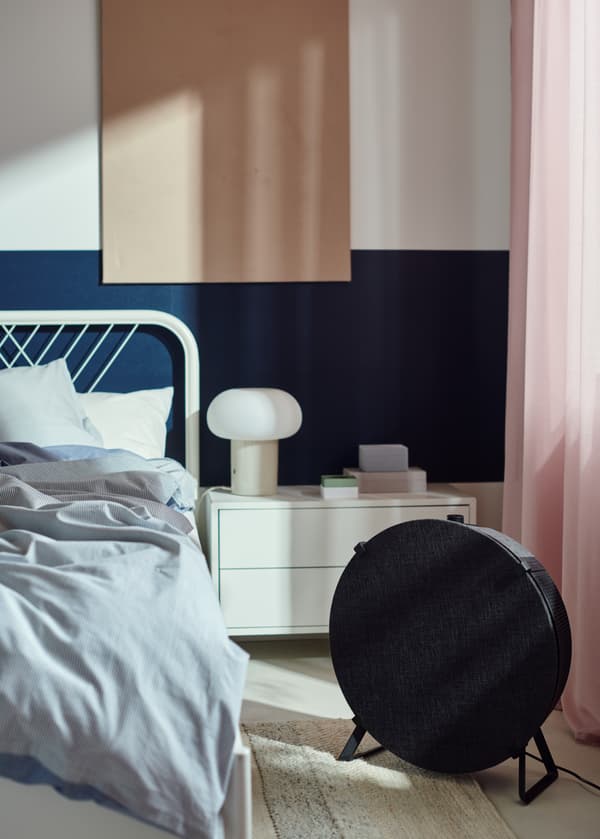 STARKVIND naast een bed in een slaapkamer