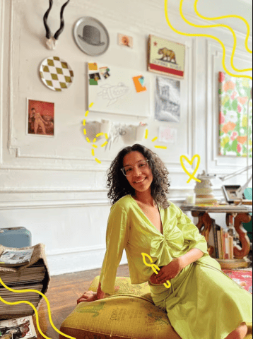 Šťastná paní před výstavkou.