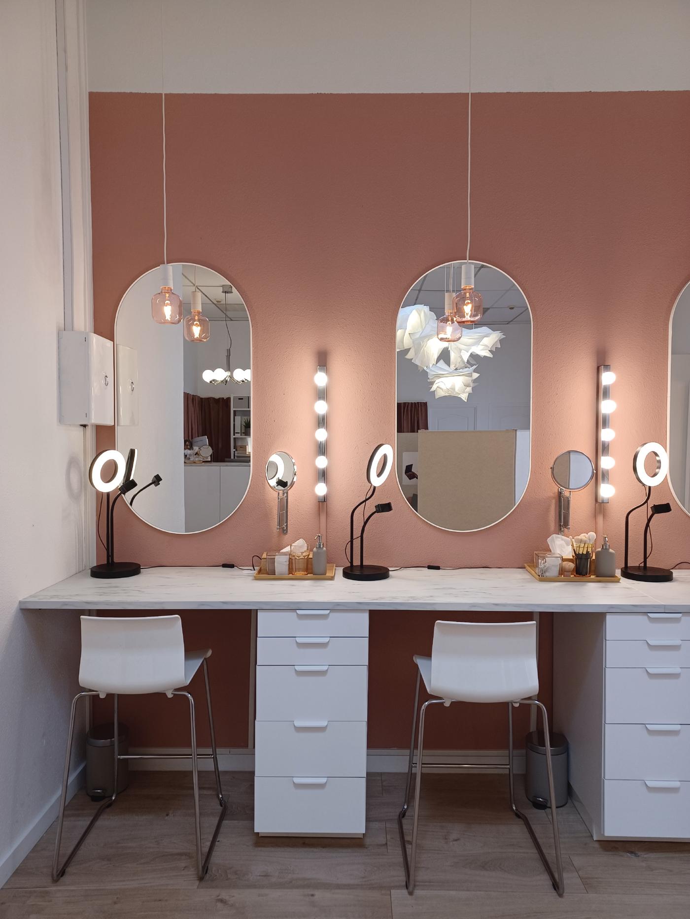 Stations de maquillage dans un centre esthétique dans les tons roses.