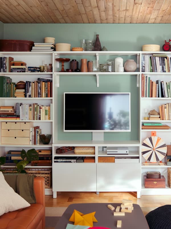 Stena s úložnými priestormi, ktoré tvoria knižnice BILLY a police BERGSHULT/SANDSHULT. 