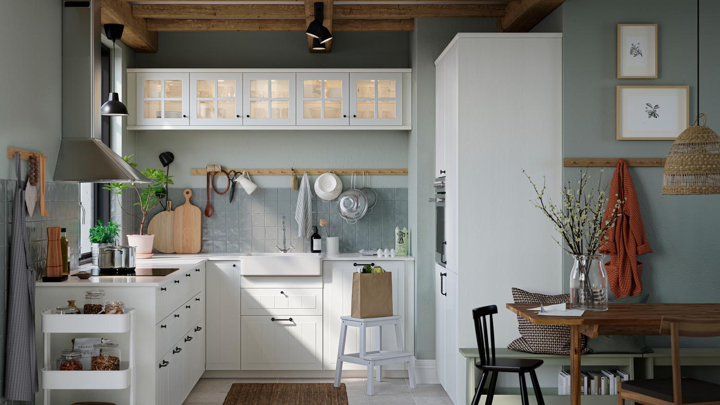 ห้องครัวที่มีหน้าลิ้นชักและบานตู้ STENSUND/สเตียนซุนด์ สีขาว ท็อปครัวสีขาวลายหินอ่อน/ควอทซ์ และอ่างซิงก์สีขาวแบบโชว์หน้าซิงก์