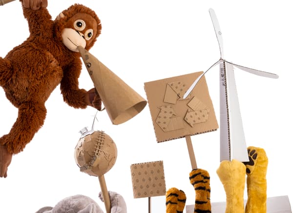 Stofftier und Pappschilder als kreative Bastelaktion für Kinder zum Thema Nachhaltigkeit bei IKEA.