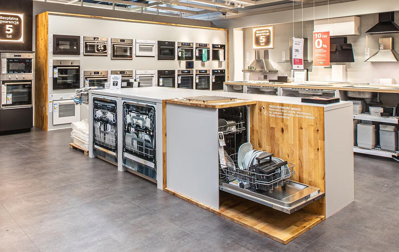 stoisko z piekarnikami i zmywarkami w sklepie ikea