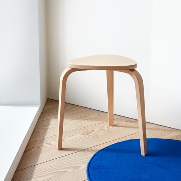 Stolička KYRRE z masívneho brezového dreva v hravom štýle s trojhranným sedadlom.