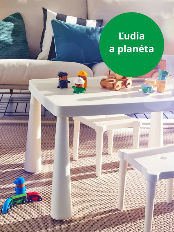 Stolička UTTER sa vyrába s použitím menšieho množstva materiálu, vďaka čomu šetrí životné prostredie.