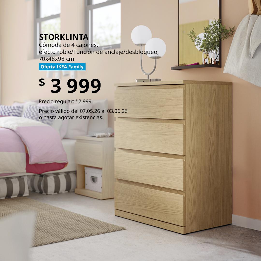 STORKLINTA, Cómoda de 4 cajones, en una recámara con varios muebles y cama.