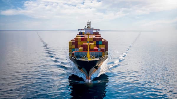 stort containerskib i åbent hav