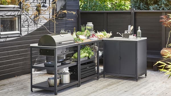 Stort utekök GRILLSKÄR  i vinkel på trädäck.