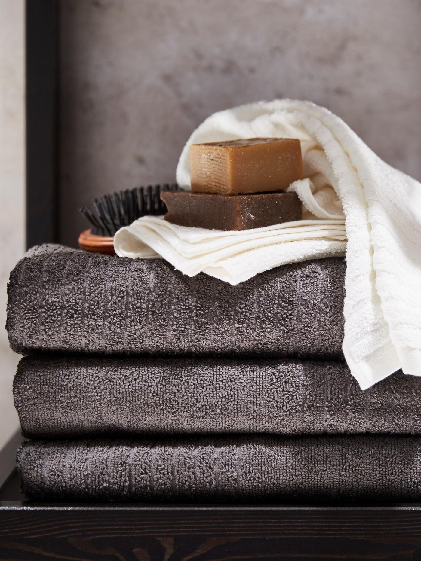 Stos ułożonych szarych ręczników.