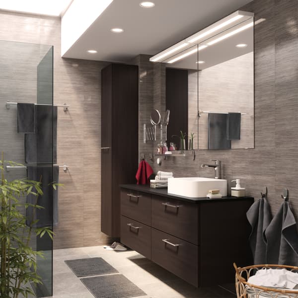 Strakke badkamer met twee GODMORGON wastafels, een GODMORGON hoge kast in wit met een gebeitst eiken effect.