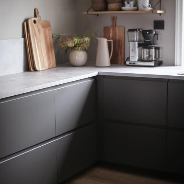 Strakke, grijze METOD keuken met VOXTORP keuken