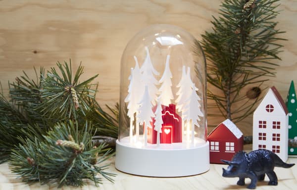 STRÅLA Adorno mesa LED, cabana no bosque vermello, branco