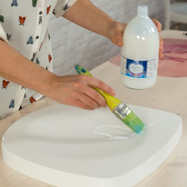 Strijk de stoelzitting in met de medium transfer.