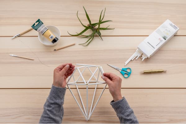 Strohhalme werden weiter zum Diamant verbunden.