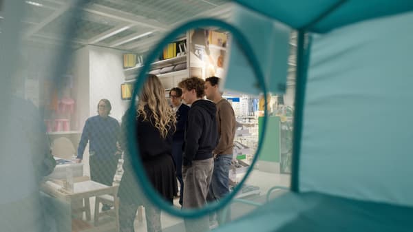 Studenten staan in de Showroom van IKEA Hasselt en krijgen uitleg