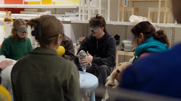 Studenten zitten in de Showroom van IKEA Hasselt en voelen aan producten terwijl ze geblinddoekt zijn