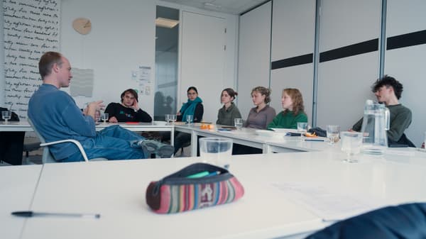 Studenten zitten in een vergaderzaal van IKEA Hasselt en krijgen uitleg van hun leerkracht