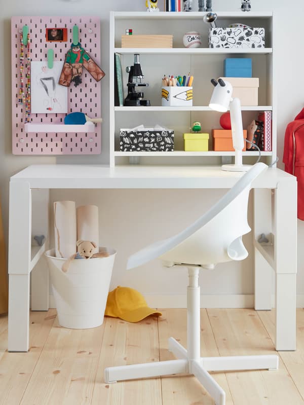 Študijný kútik s bielym stolom PÅHL a stoličkou LOBERGET/SIBBEN.