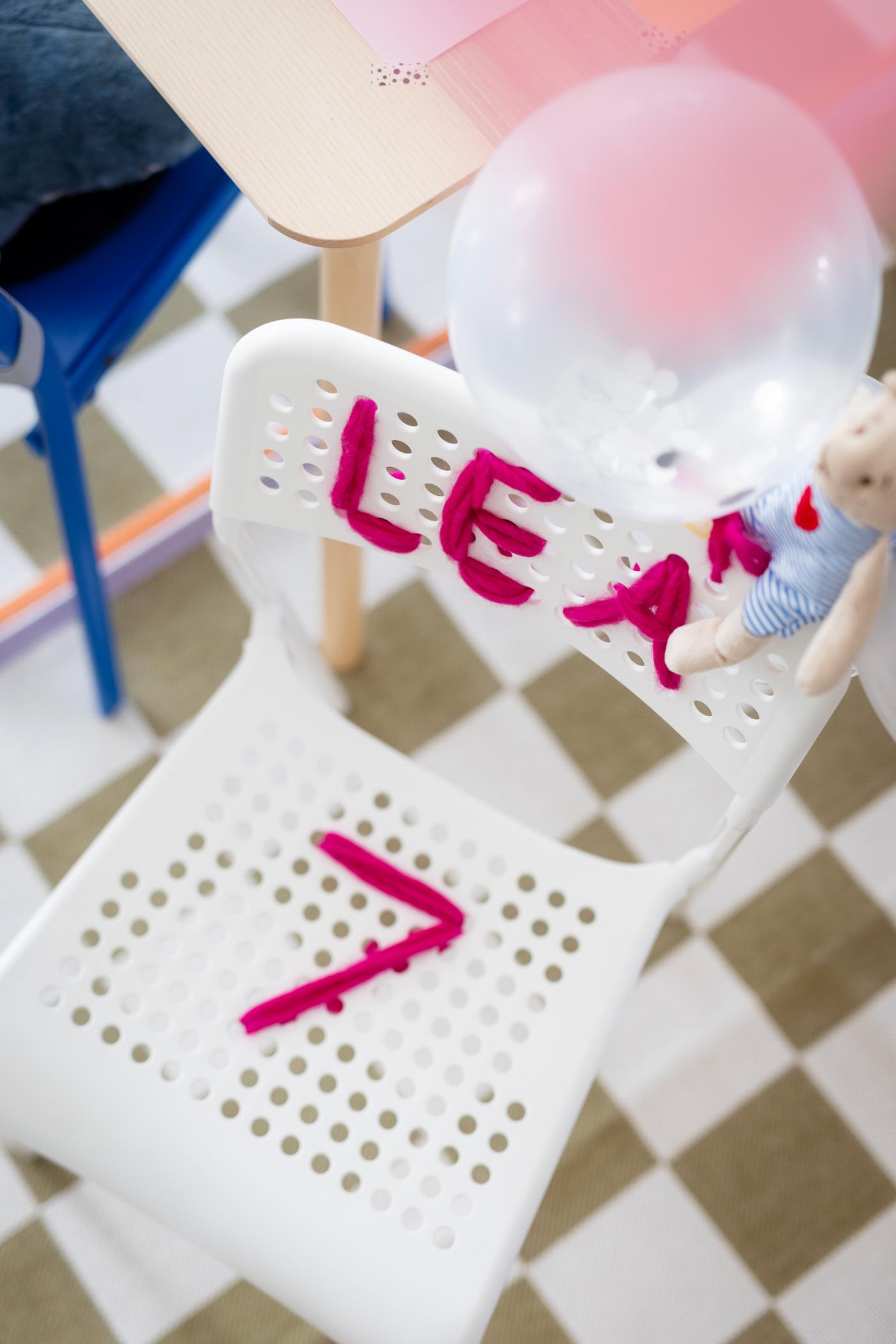 Stuhl ADDE als Stuhl als Stuhl für das Geburtstagskind geschmückt. 