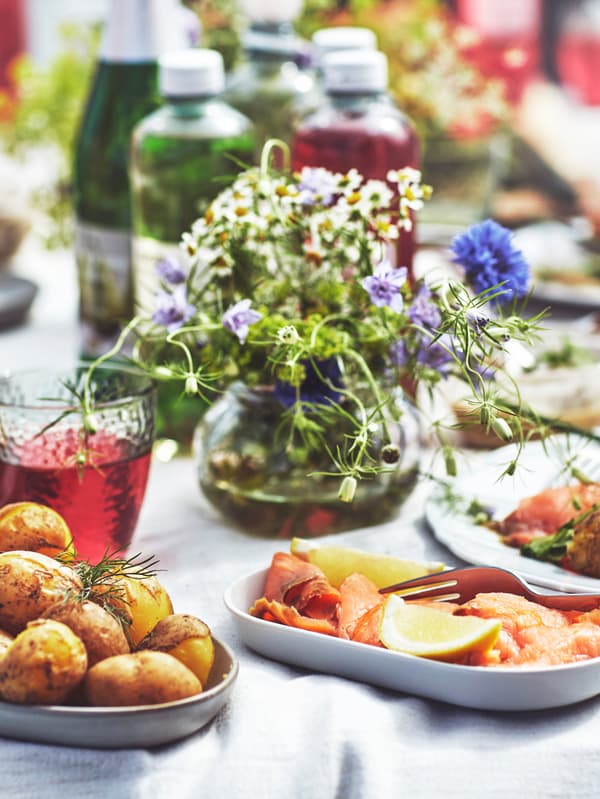 Stůl plný midsommarových dobrot.