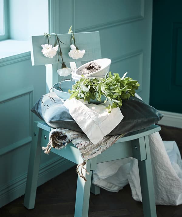 Style a summery table with hues of green. Try IKEA ENTYDIG tableware in light green!