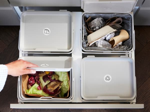 Štyri koše na triedenie odpadu HÅLLBAR v zásuvke.