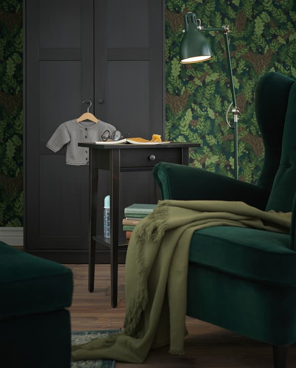 Sudut membaca dilengkapi kerusi berkepak hijau, lampu lantai hijau dan meja sisi katil HEMNES digunakan sebagai meja sisi.