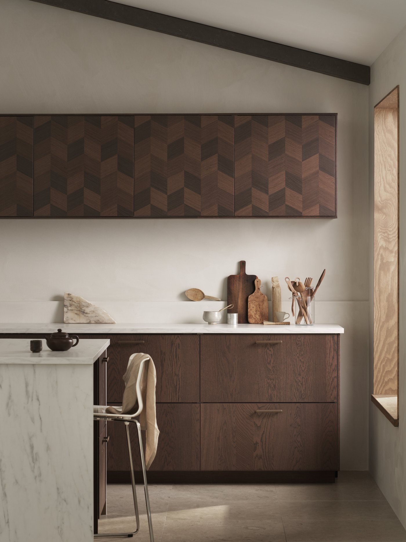 Sukalde modernoa, SINARP tiraderekin eta NYDALA heldulekuekin, HASSLARP ateekin eta marmol efektuko sukaldeko uharte batekin.